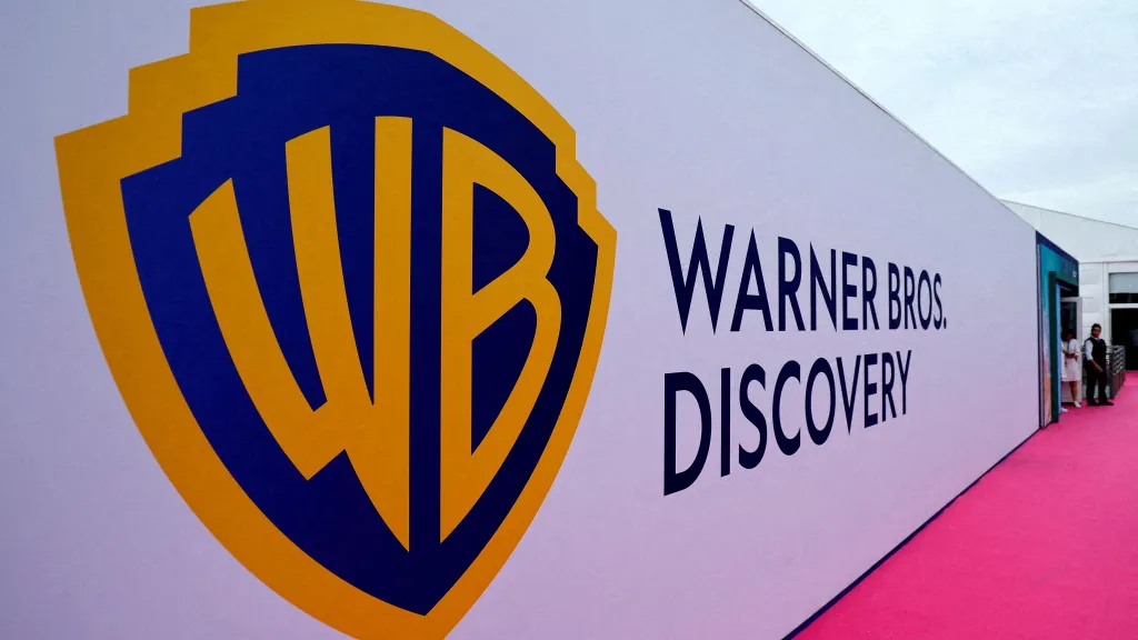 Logo Warner Bros. Discovery na festivalu v Cannes, červen 2022
