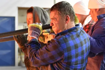 Ve sklárně v Květné žhaví šamotové pánve. Po třech měsících obnoví výrobu
