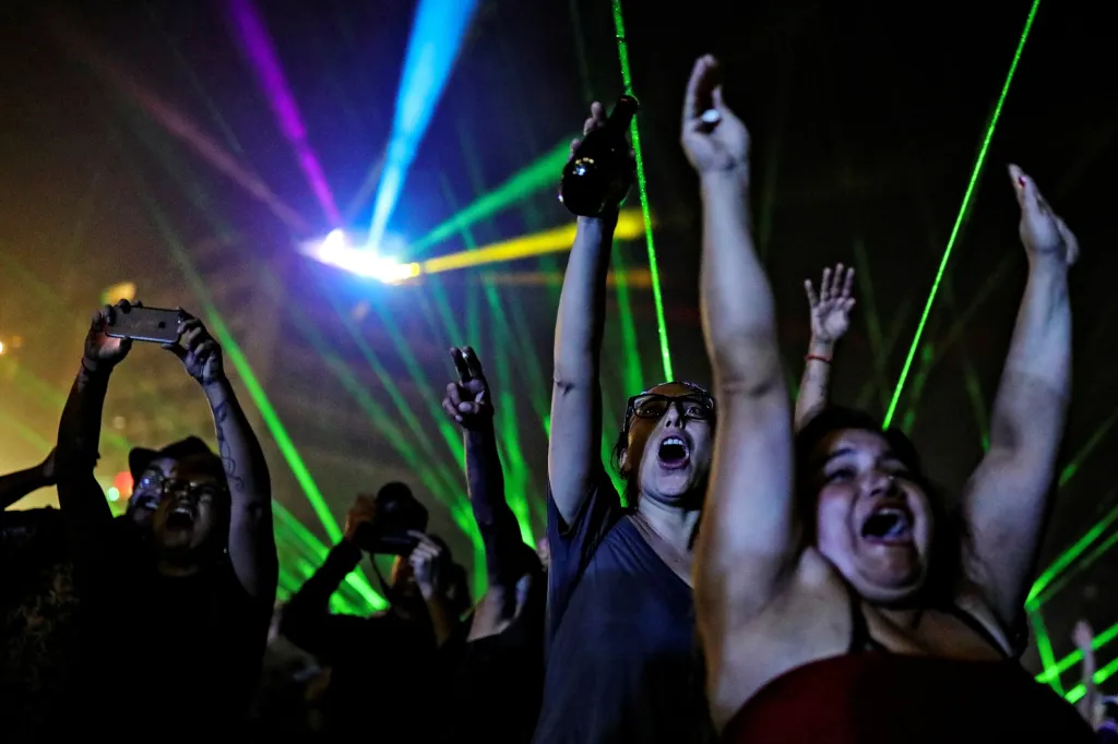 Laserovou show si užili obyvatelé Chile na Plaza Italia ve městě Santiago. Oslavy Nového roku spojili s protesty proti vládě v zemi