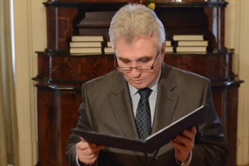 Přehledně: Jména senátorů, kteří souhlasili se žalobou na Klause