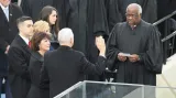 Viceprezident Mike Pence skládá přísahu během slavnostní inaugurace