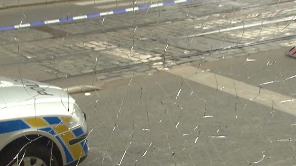 Poničená okna kavárny Slavia