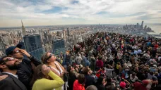 Lidé sledují částečné zatmění Slunce na vyhlídkové plošině Edge at Hudson Yards v New Yorku