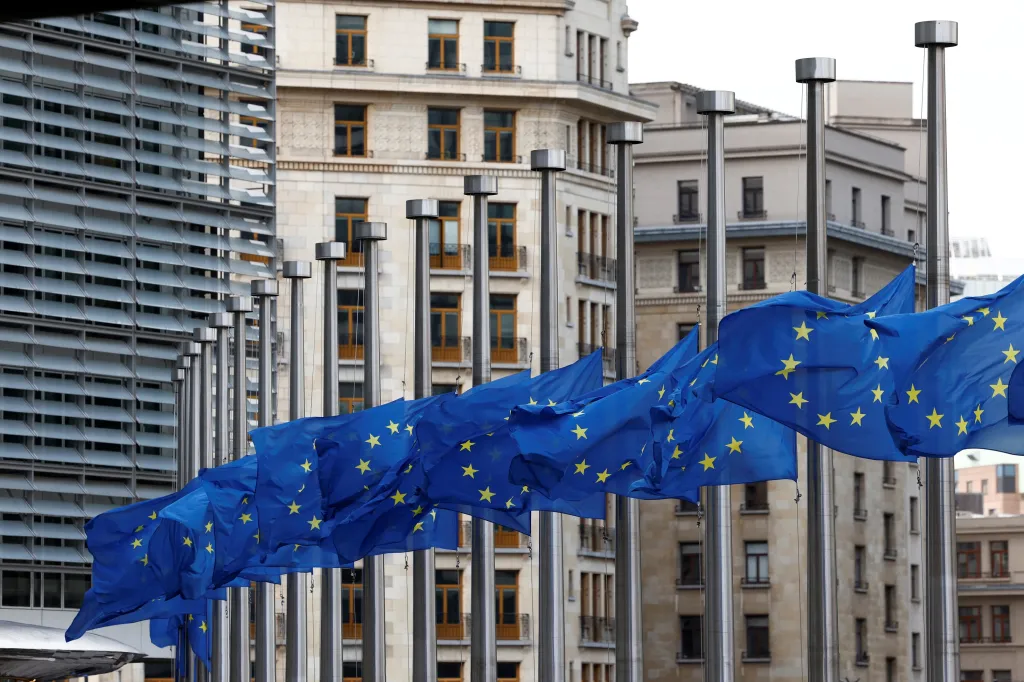 Stažené vlajky před sídlem Evropského parlamentu v Bruselu