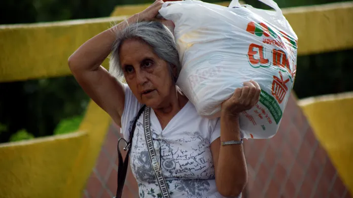 Domů se Venezuelané vraceli s plnými taškami