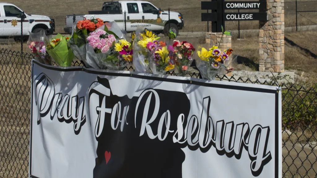 Pietní místo obětem střelby v Roseburgu