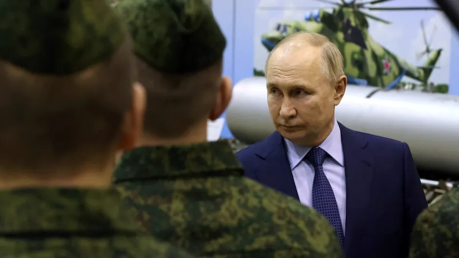 Vladimir Putin na letecké základně v Toržoku