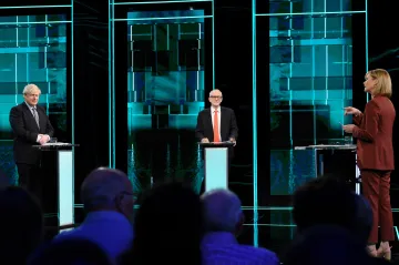 Britové chtějí brexit včas, zdůraznil v debatě Johnson. Váš plán je nesmysl, kritizoval Corbyn