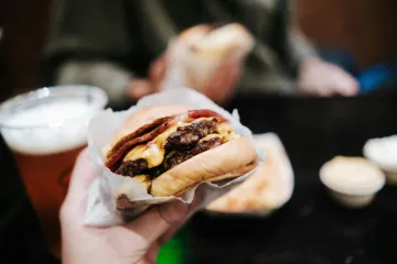 Klasickým restauracím přebírají zákazníky fastfoody. A přibývá jich