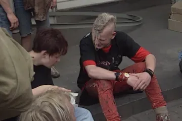 30 let zpět: Pankáči zasedli na Karlově mostě