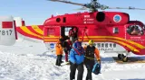 Čínský vrtulník vysvobodil cestující ze zamrzlé lodi