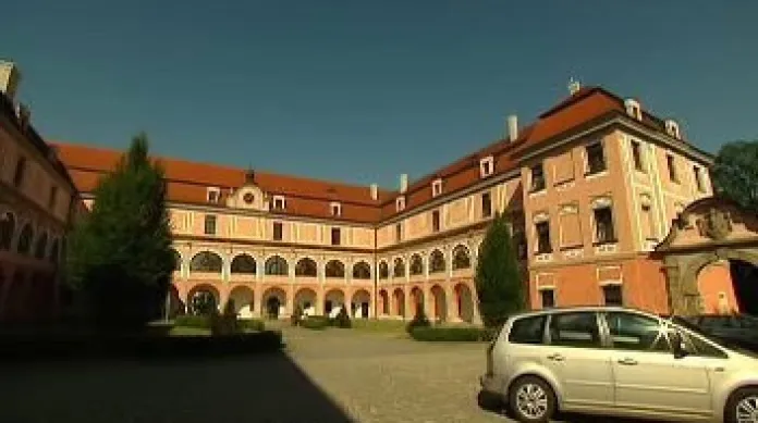 Restaurátoři začali opravovat část zámku Žerotínů ve Valašském Meziříčí.