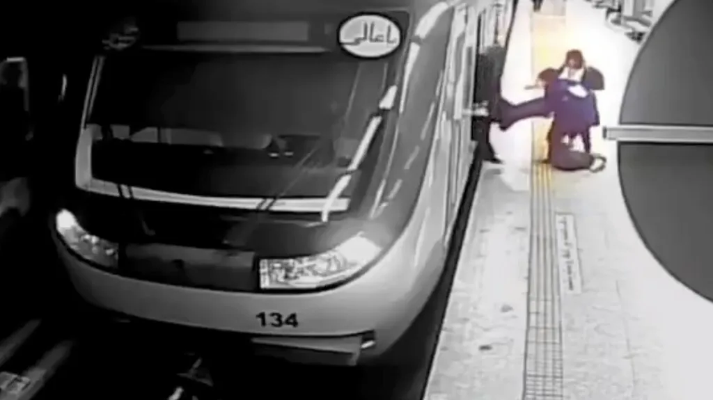 Záběry z kamer v teheránském metru