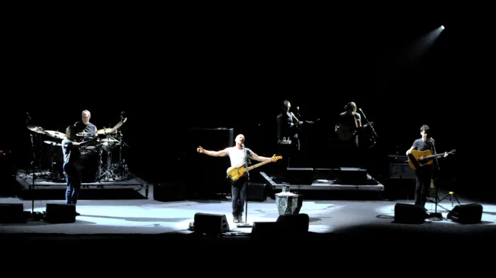 Sting při koncertě v Praze (únor 2012)