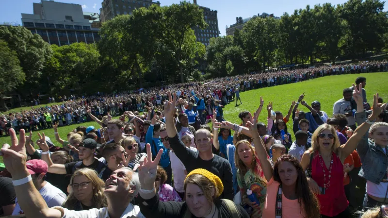 Tisíce lidí vzpomínají na Johna Lennona