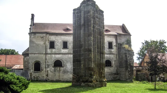 Pilíř bývalého kláštera na návsi v Klášterní Skalici
