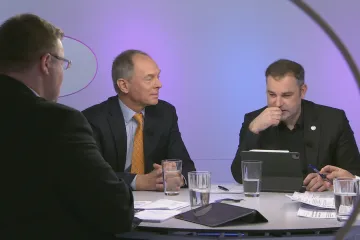 Česko je v recesi a jeho vyhlídky nejsou dobré, soudí ekonomové Švejnar, Gregor a Hampl