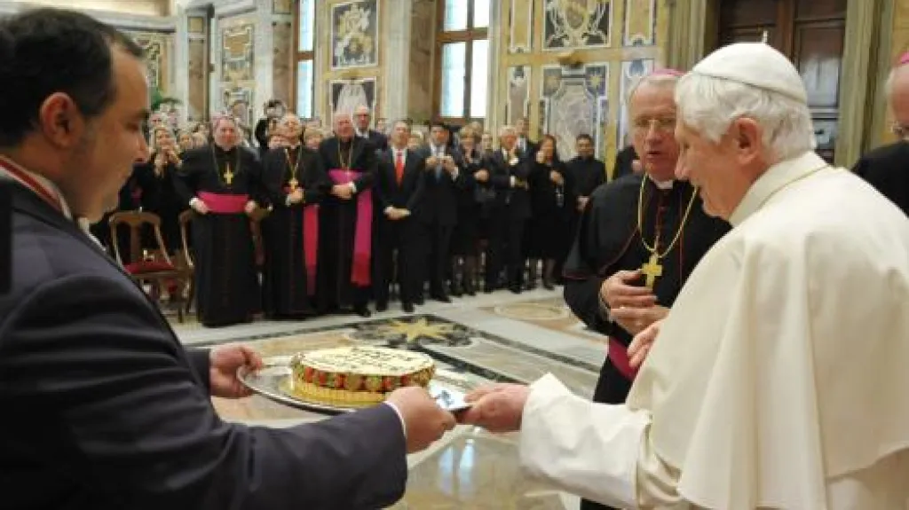 Papež dostal narozeninový dort