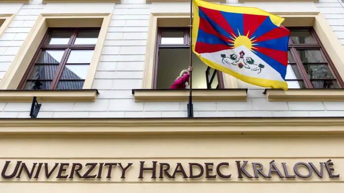 Tibetská vlajka na rektorátu Univerzity Hradec Králové