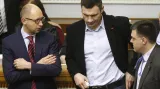 Arsenij Jaceňuk a Vitalij Klyčko v ukrajinském parlamentu