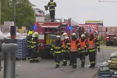 Škoda po požáru prodejny v Tehovci u Prahy je 60 milionů, na místě jsou vyšetřovatelé