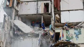 Záchranáři v troskách bytového domu v Kyjevě po ruském dronovém a raketovém útoku (31. července 2025)