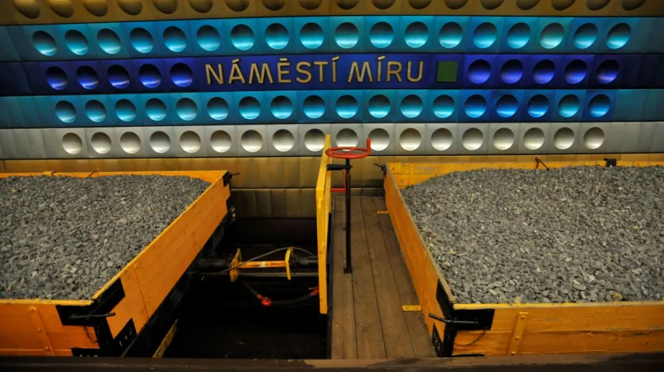 Oprava výhybky ve stanici metra Náměstí Míru
