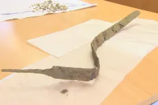 Archeologové našli v Českých Lhoticích více než dva tisíce let starý meč. Nevědí, kde se vzal
