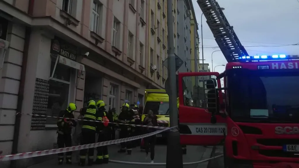 Dům na pražském Žižkově muselo kvůli požáru opustit 45 lidí