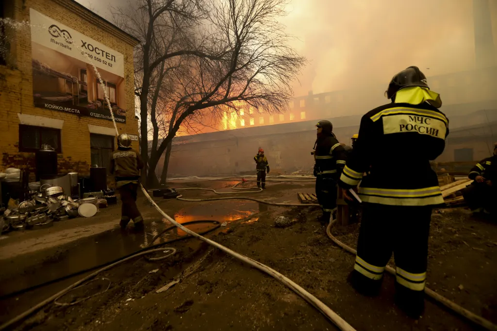 Velký požár textilní továrny v ruském Petrohradu se rozšířil na plochu deset tisíc metrů čtverečních
