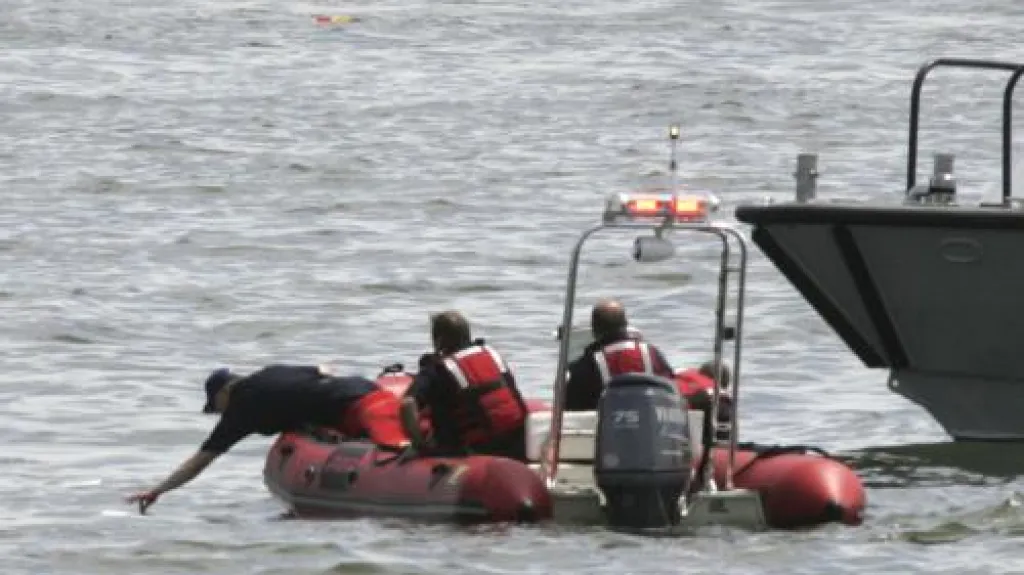 Záchranáři prohledávají řeku Hudson