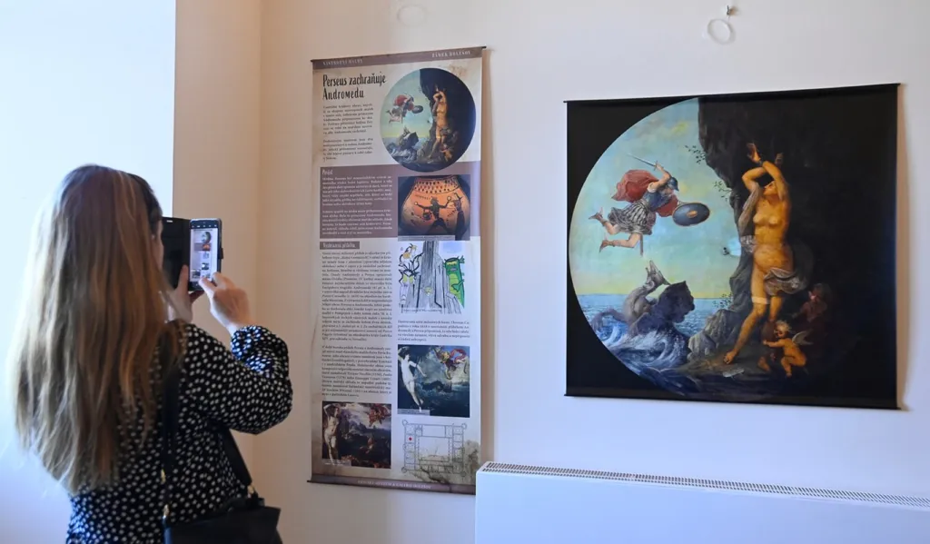 Na zámku Holešov zahájili výstavu nástropních maleb