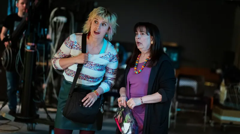 Ivana Hloušková (vpravo) a Nikola Mucha jako maskérky v seriálu Dobré ráno, Brno