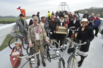 Velkomoravské památky v Mikulčicích a Kopčanech spojuje nový most. Sloužit bude pěším i cyklistům