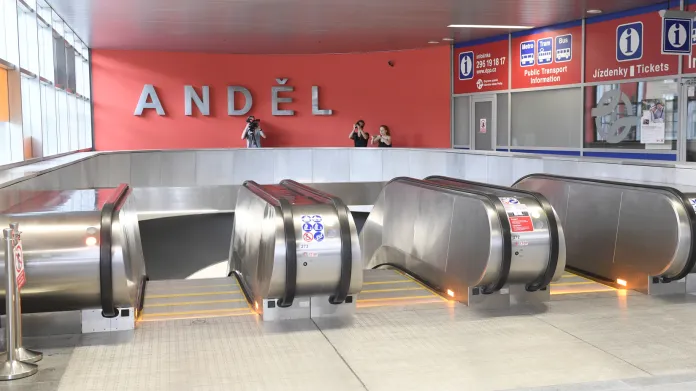 Severní výstup ze stanice metra Anděl po rekonstrukci eskalátorového tunelu