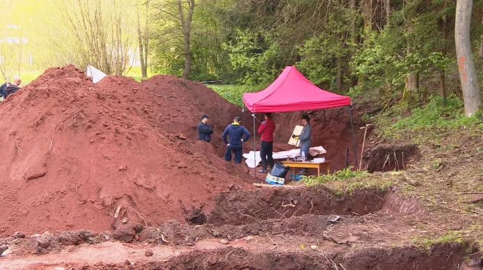 Odkrývání hrobu zabitých Němců v Rudníku