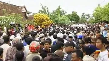 Lidé vítají ostatky popravených teroristů