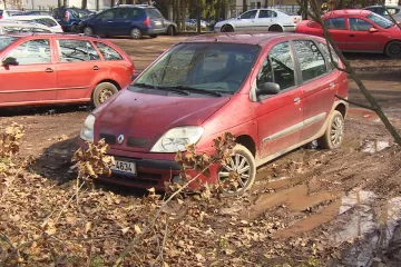 U hradecké nemocnice chybí parkovací místa, nelegálně se stojí i na blátě u Labe