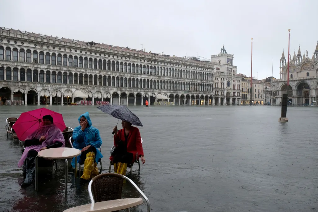 Pro turisty je aqua alta často ne pohodlným, ale rozhodně netradičním zpestřením výletu do Benátek
