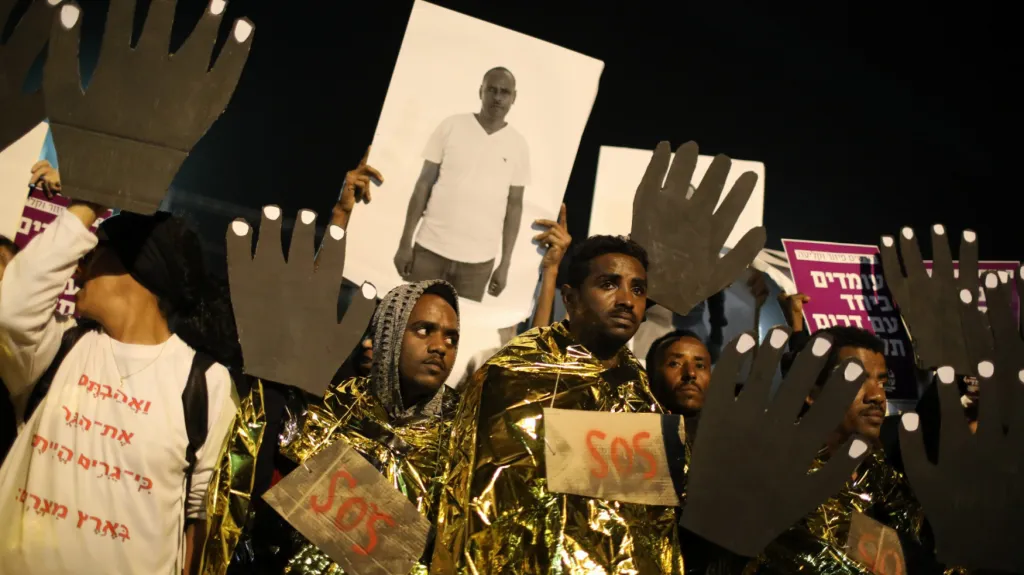 Demonstrace v Tel Avivu proti deportacím migrantů