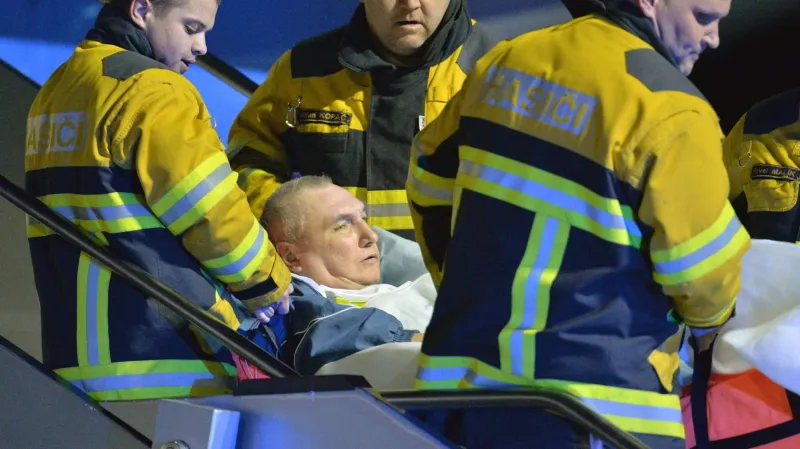 První letadlo se zraněnými Ukrajinci přistálo v Praze