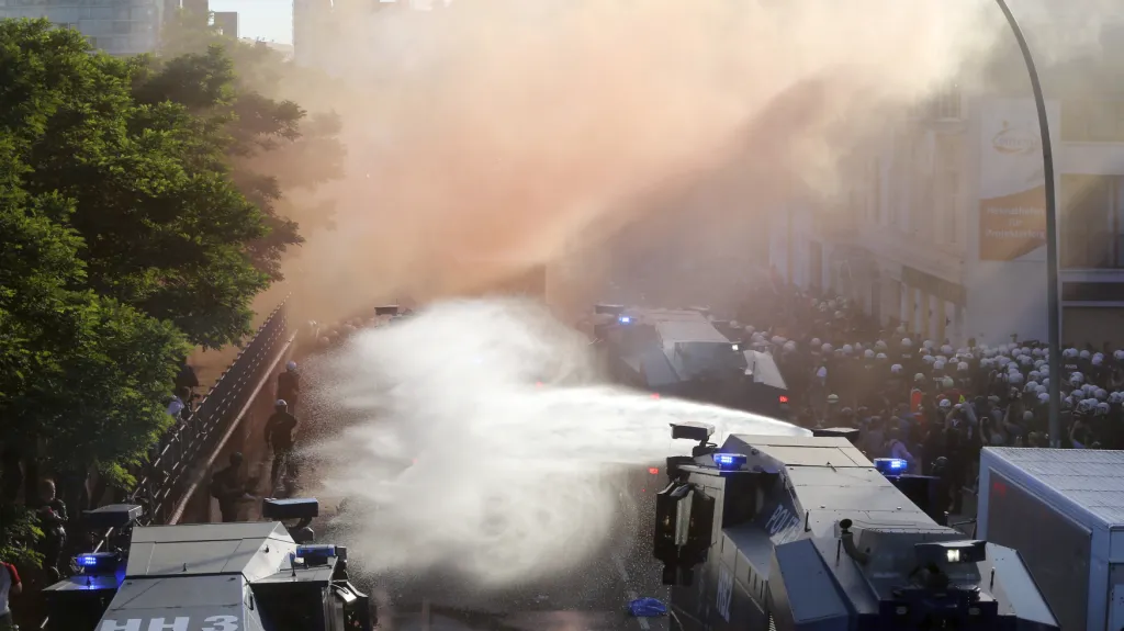 Policie použila vodní děla