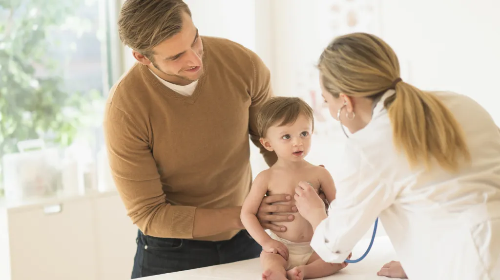 Otec pečující o malé dítě