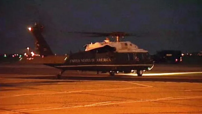 Ještě dnes večer přepravil prezidentský vrtulník Marine One Baracka Obamu ze stanstedského letiště do rezidence amerického velvyslance v Regent Parku v centru města.