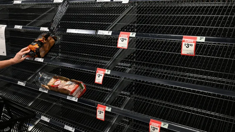 Prázdné regály jednoho ze supermarketů v Sydney