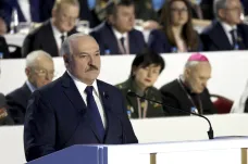 Bělorusko zakročilo proti protestům a médiím. Lukašenko podepsal zákony, jež je omezují