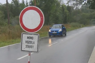 Úzká, nebezpečná a zavalená kamiony. Rekonstrukce silnice z Dačic do Slavonic startuje