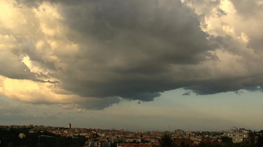 Bouřkový mrak nad Prahou