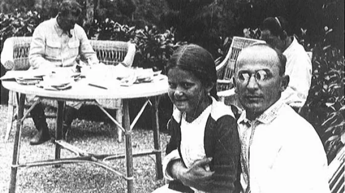 Bývalý ministr vnitra SSSR Lavrentij Berija (vpravo) s dcerou a J. V. Stalinem v pozadí