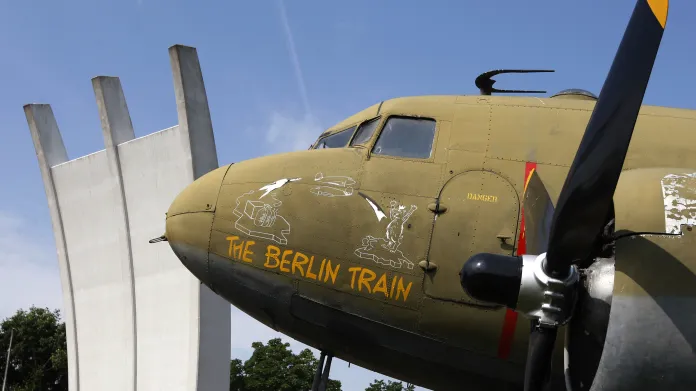 „Rozinkový bombardér“ u památníku leteckého mostu ve Frankfurtu, odkud startovala řada letadel se zásobami